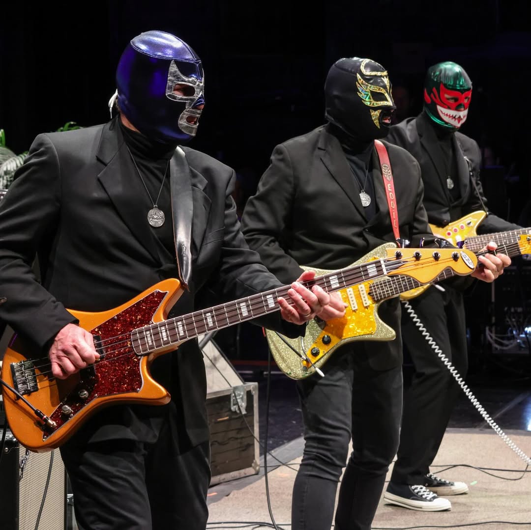 Los Straitjackets